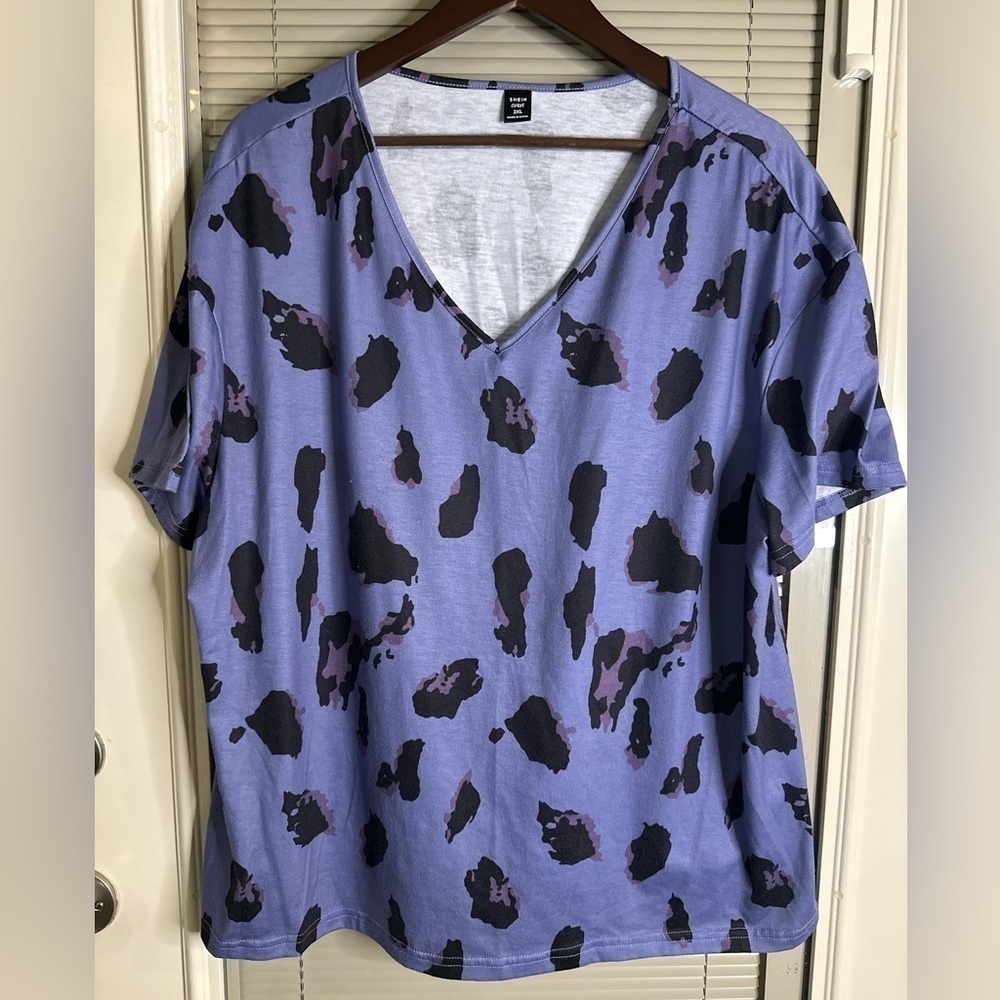 SHEIN CURVE PURPLE AND BLACK CHEETAH PRINT SHORT SLEEVE TOP SIZE 2XL - Picture 1 of 2